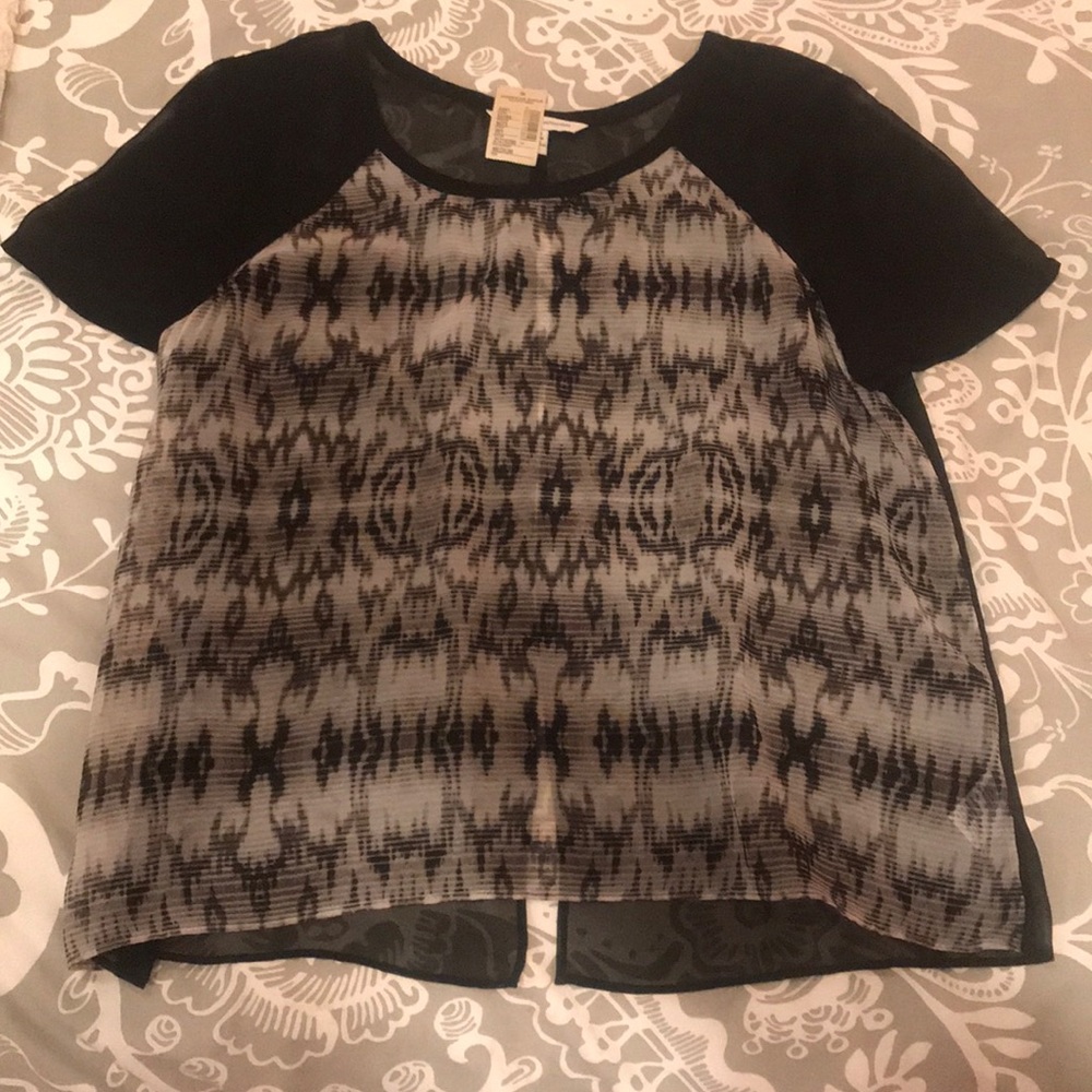 Black design crop tee